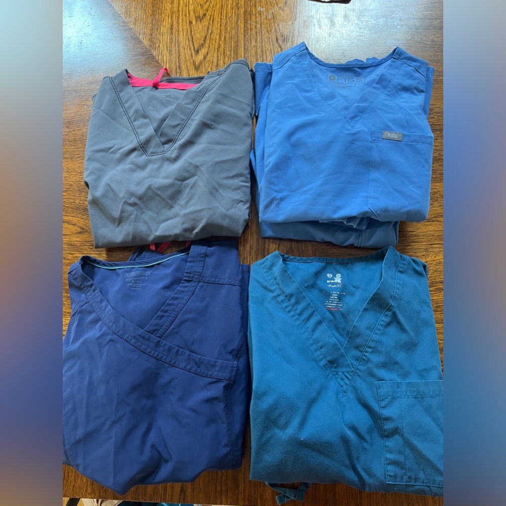 Women’s Scrubs Set of 4 Size XS/S